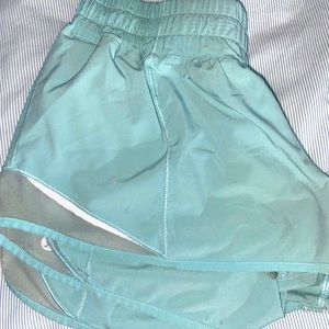 LULU LEMON HOTTY HOT SHORTS 2.5